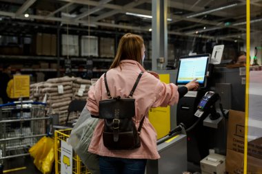 Moskova, Rusya 'daki bir ikea mağazasındaki kasada çalışan bir müşteri, 19 / 10 / 2020.