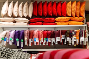 Ikea mağazasında farklı renklerde parlak yastıklardan oluşan geniş bir koleksiyon. Moskova, Rusya, 19 / 10 / 2020.