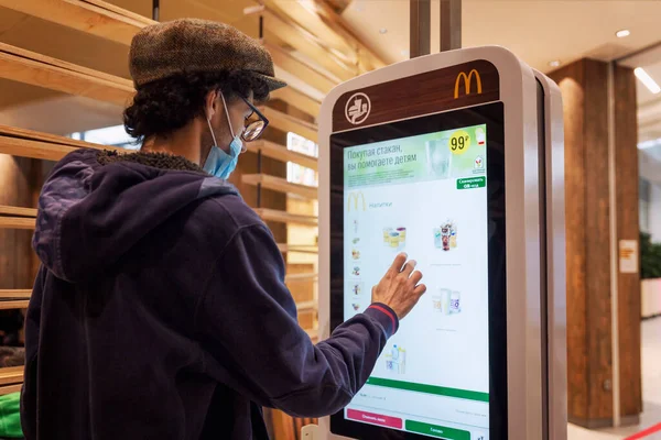 Joven Con Máscara Médica Pide Comida Línea Mcdonald Moscú Rusia — Foto de Stock