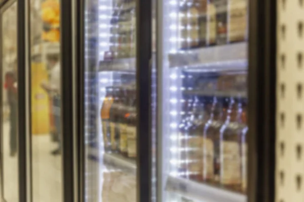 Glazen Vitrine Met Drankjes Supermarkt Zijaanzicht Wazig — Stockfoto