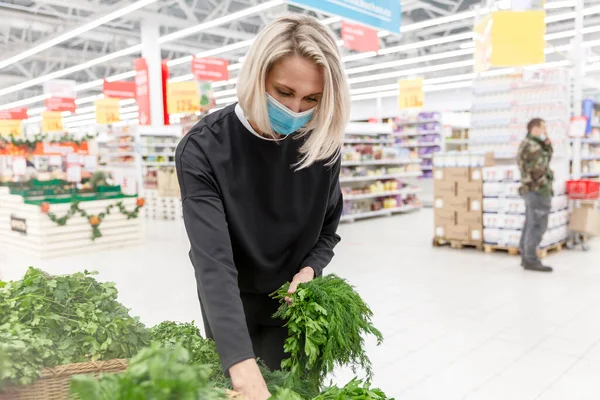 Mulher Jovem Uma Máscara Médica Escolhe Verdes Supermercado Alimentos Saudáveis — Fotografia de Stock