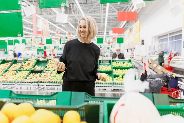 Jovem Loira Compra Frutas Supermercado Alimentos Vitaminas Saudáveis — Fotografia de Stock