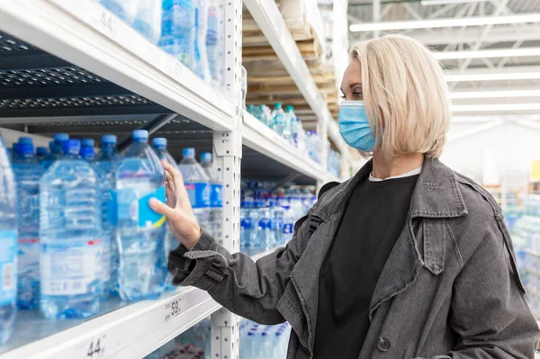 Jovem Uma Máscara Médica Compra Água Limpa Supermercado Linda Loira — Fotografia de Stock
