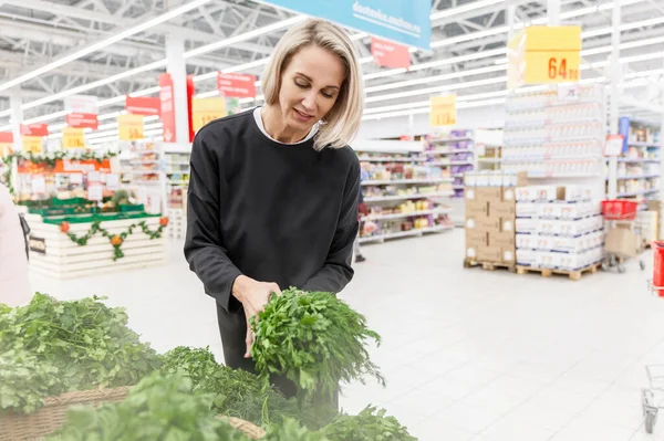 Jovem Loira Compra Verduras Supermercado Alimentos Vitaminas Saudáveis — Fotografia de Stock