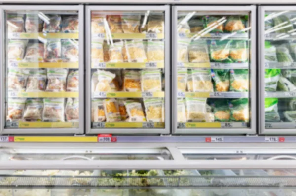 Vitrine Vidro Com Alimentos Congelados Supermercado Desfocado Vista Frontal — Fotografia de Stock
