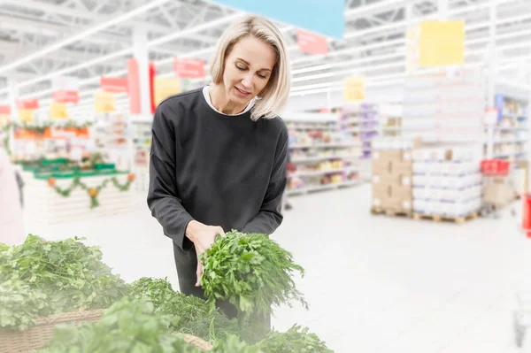 Jovem Loira Compra Verduras Supermercado Alimentos Saudáveis Vitaminas Foco Suave — Fotografia de Stock