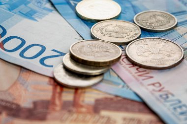 Kağıt ruble ve madeni paralar bir yığın içinde. İstikrarsız döviz kuru ve kriz. Yakın plan..