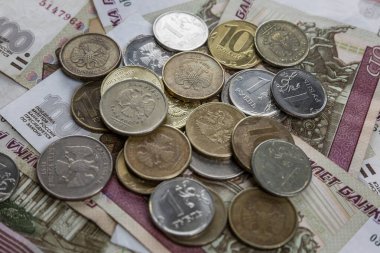 Kağıt ruble ve madeni paralar bir yığın içinde. İstikrarsız döviz kuru ve kriz. Yakın plan..