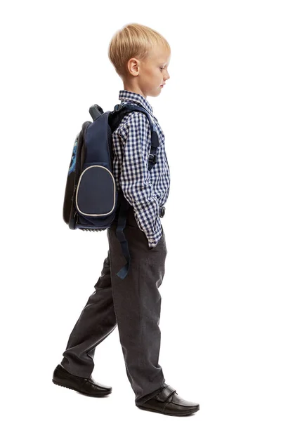 Ein Schüler Mit Rucksack Läuft Profilansicht Vereinzelt Auf Weißem Hintergrund — Stockfoto