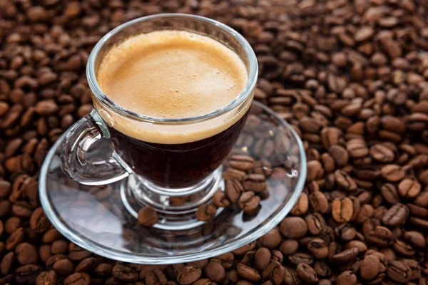 Sui Fagioli Spicca Una Tazza Trasparente Con Caffè Schiumoso Aromatico — Foto Stock