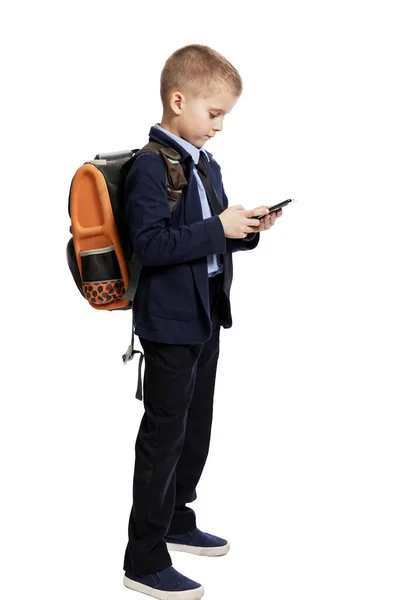 Schooljongen Uniform Met Een Rugzak Met Een Telefoon Zijn Hand — Stockfoto