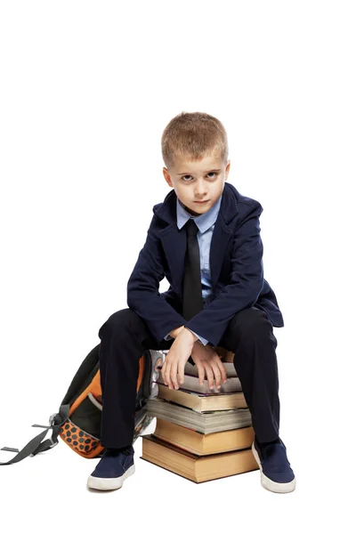 Egy Szomorú Iskolás Fiú Egy Halom Könyvön Tanulási Nehézségek Elszigetelve — Stock Fotó