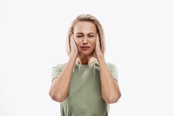 Młoda Blondynka Trzymająca Głowę Ból Głowy Problemy Stres Izolacja Białym — Zdjęcie stockowe