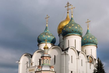 Aziz Sergius 'un Trinity Lavrası' ndaki tapınak kasvetli gökyüzünün arka planına karşı..