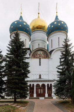 Aziz Sergius 'un Trinity Lavra' sındaki tapınak kasvetli bir gökyüzünün arka planına karşı. dikey.