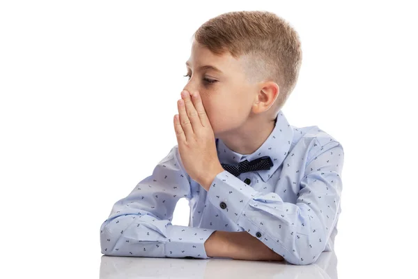 Een Schooljongen Een Blauw Shirt Spreekt Een Fluistering Met Zijn — Stockfoto