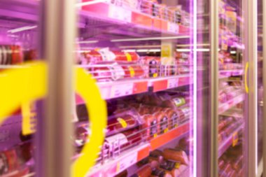 Süpermarkette sosisli cam vitrinler. Büyük seçim. Bulanık.