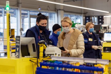 Süpermarketteki kasada tıbbi maske takan müşteriler. Koronavirüs salgını. Moskova, Rusya, 11 / 25 / 2020.