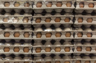 Markette karton yumurtalar. Sağlıklı beslenme. Yakın plan..