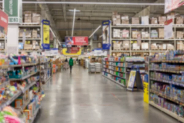 Interior Grande Hipermercado Luz Prateleiras Com Mercadorias Desfocado — Fotografia de Stock