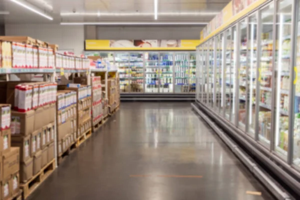 Het Interieur Van Een Grote Lichte Hypermarkt Planken Met Goederen — Stockfoto