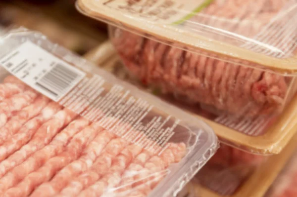 Carne Picada Cruda Bolsas Plástico Mostrador Tienda Primer Plano Borrosa — Foto de Stock