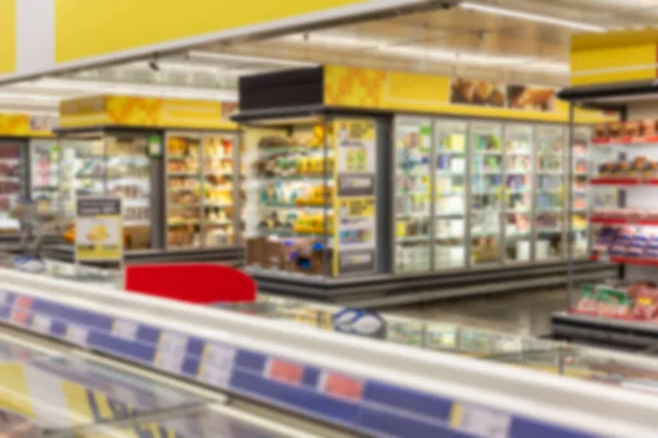 Interior Gran Supermercado Con Vitrinas Cristal Con Productos Refrigerados Borrosa —  Fotos de Stock