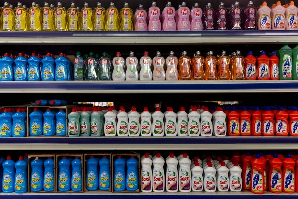 Bouteilles Détergent Vaisselle Sur Les Étagères Supermarché Moscou Russie 2020 — Photo