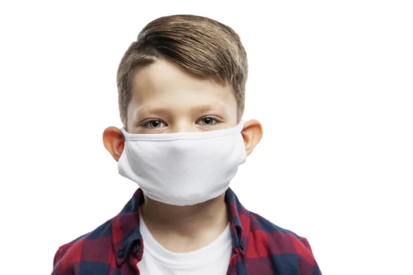 Schuljunge Medizinischer Maske Nahaufnahme Isoliert Auf Weißem Hintergrund — Stockfoto