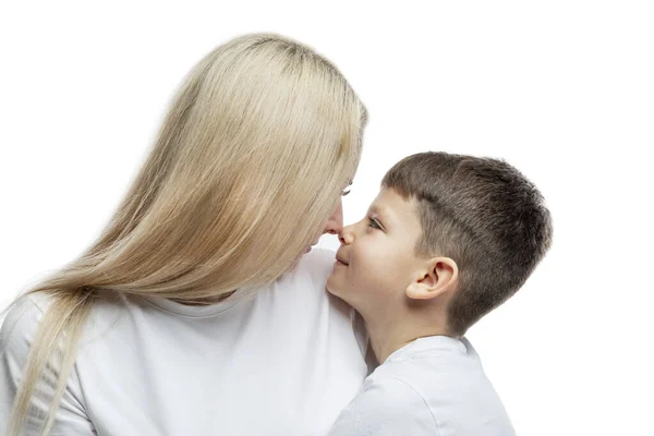 Mutter Und Sohn Umarmen Sich Zärtlich Liebe Verständnis Und Zärtlichkeit — Stockfoto