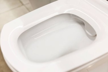 Temiz beyaz bir tuvalet. Yakın plan. Üst görünüm.