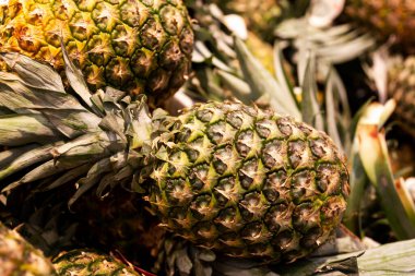 Mağazadaki tezgahın üzerinde olgun ananaslar. Yakın plan..