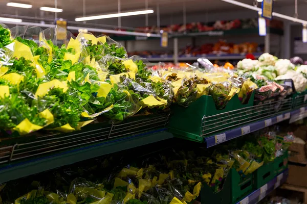 Een Toonbank Met Kruiden Het Groentegedeelte Van Winkel Gezond Eten — Stockfoto