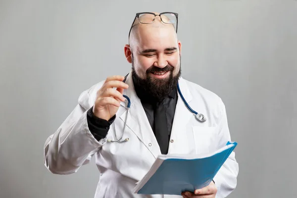 Een Mannelijke Arts Een Witte Jas Kijkt Naar Medische Geschiedenis — Stockfoto