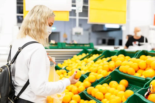 Uma Jovem Loira Com Uma Máscara Médica Compra Frutas Supermercado — Fotografia de Stock