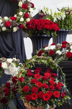 Cenaze töreni için çiçekli çelenkler. Yakın plan. Dikey.