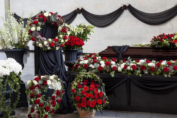 棺には様々な花が飾られている 素敵なお葬式です — ストック写真
