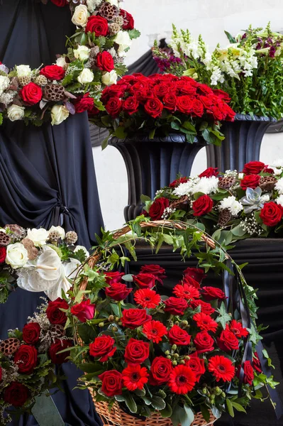 Kransar Med Blommor Till Begravningen Närbild Vertikal — Stockfoto