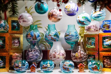 Mağazada Noel baloları var. Yakın plan. Yazar oyuncakları. Moskova, Rusya, 12-04-2020.