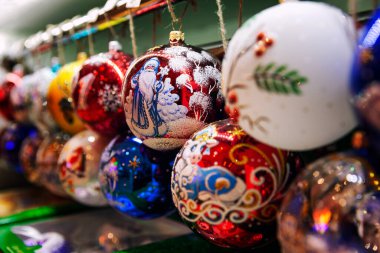 Mağazada Noel baloları var. Yakın plan. Yazar oyuncakları. Moskova, Rusya, 12-04-2020.