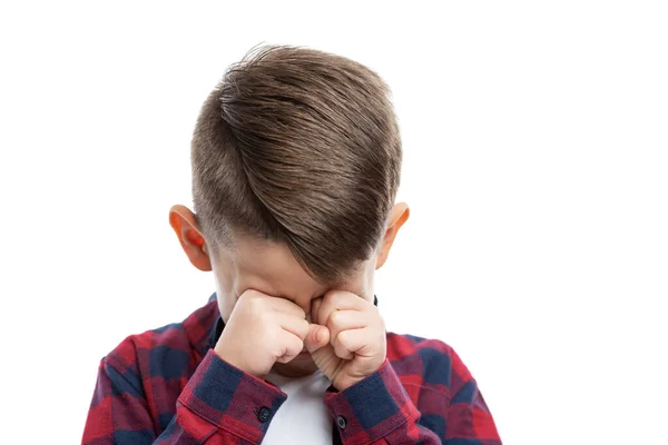 Семилетний Мальчик Плачет Массирует Глаза Руками Крупный План Изолированный Белом — стоковое фото