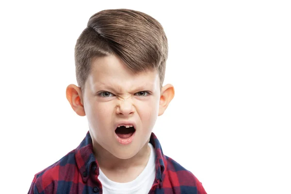 Yedi Yıldır Dişi Olmayan Kızgın Bir Çocuk Yakın Plan Beyaz — Stok fotoğraf
