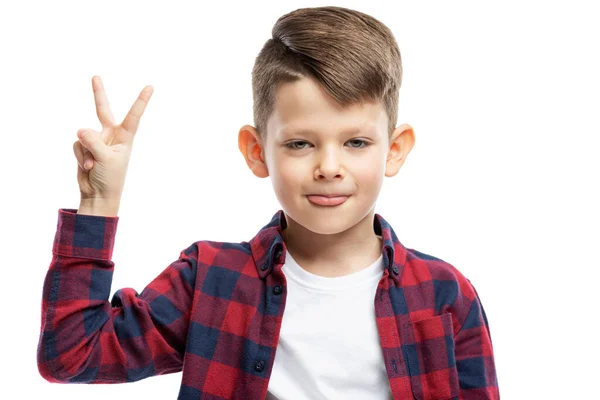 Ein Siebenjähriger Junge Zeigt Mit Der Hand Ein Siegeszeichen Nahaufnahme — Stockfoto