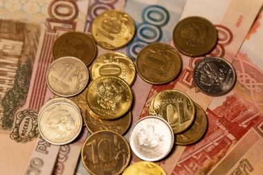 Çeşitli mezheplerden Rus banknotları. 5000, 1000, 500 ve 100 'lük paralar.. 