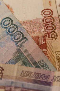 Çeşitli mezheplerden Rus banknotları. 5000, 1000, 500 ve 100 'lük banknotlar halinde. Dikey.