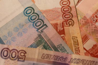 Çeşitli mezheplerden Rus banknotları. 5000, 1000, 500 ve 100 'lük banknotlarla..