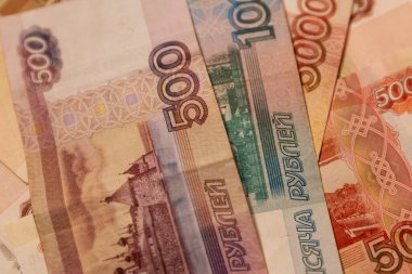 Çeşitli mezheplerden Rus banknotları. 5000, 1000, 500 ve 100 'lük banknotlarla..