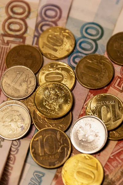 러시아어 지폐는 종류의 지폐이다 5000 1000 500 100 동전의 추정치 — 스톡 사진