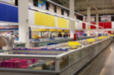Büyük, hafif bir süpermarketin içinde. Bulanık.