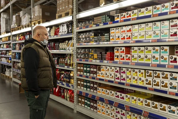 Büyük Bir Süpermarkette Maskeli Bir Adam Kahve Makinesi Için Kahve — Stok fotoğraf